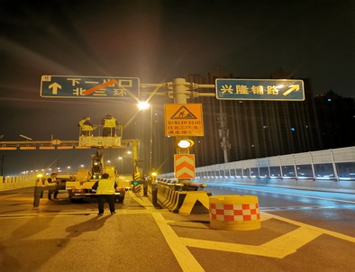 成都郑州市北三环彩虹桥交通标志牌安装现场